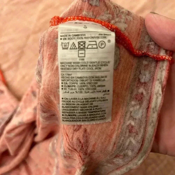 Women’s Old Navy Red Geometric Patterned Tank Top Size Large - Picture 4 of 5